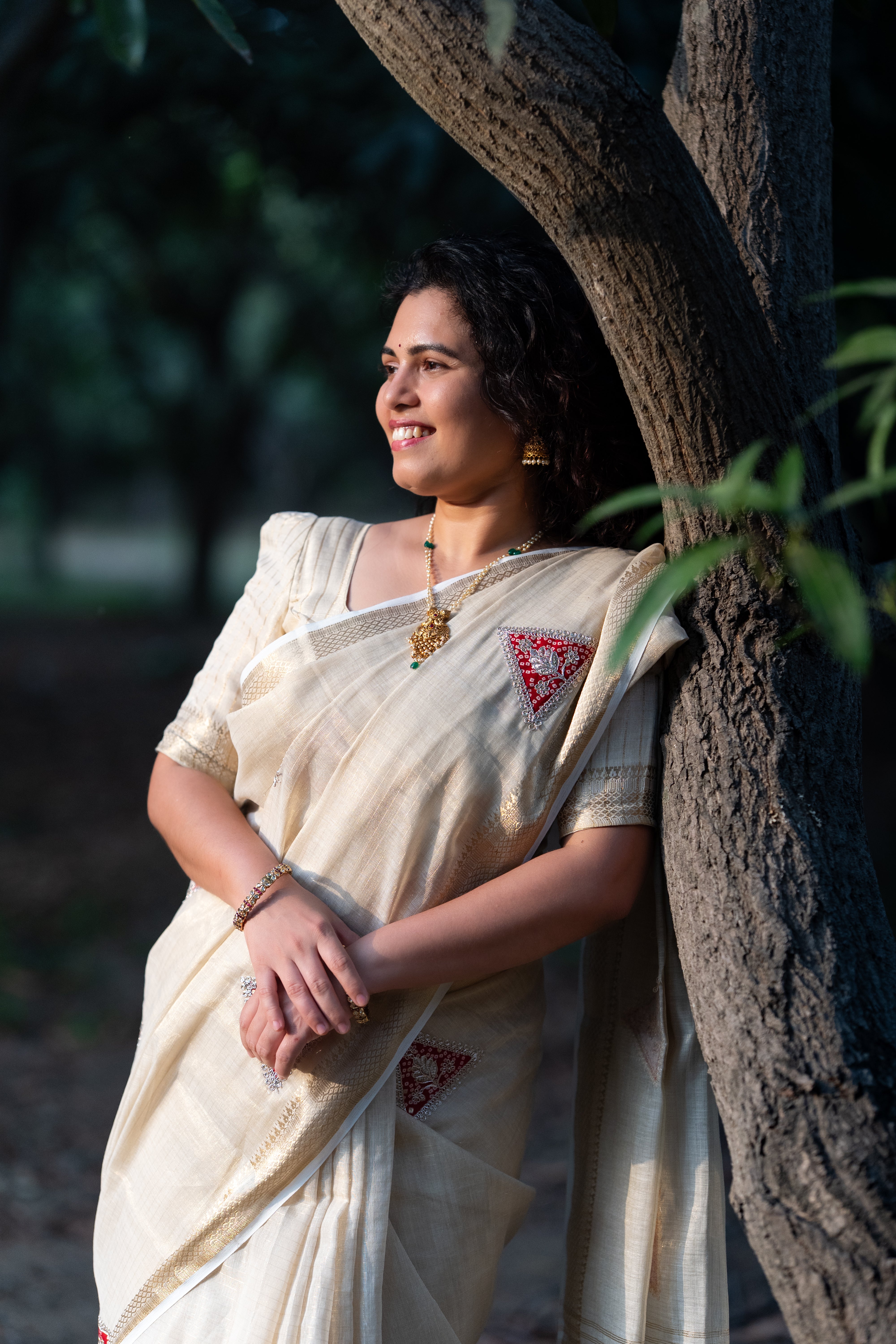 Ivory Grace – Linen Shimmer Saree