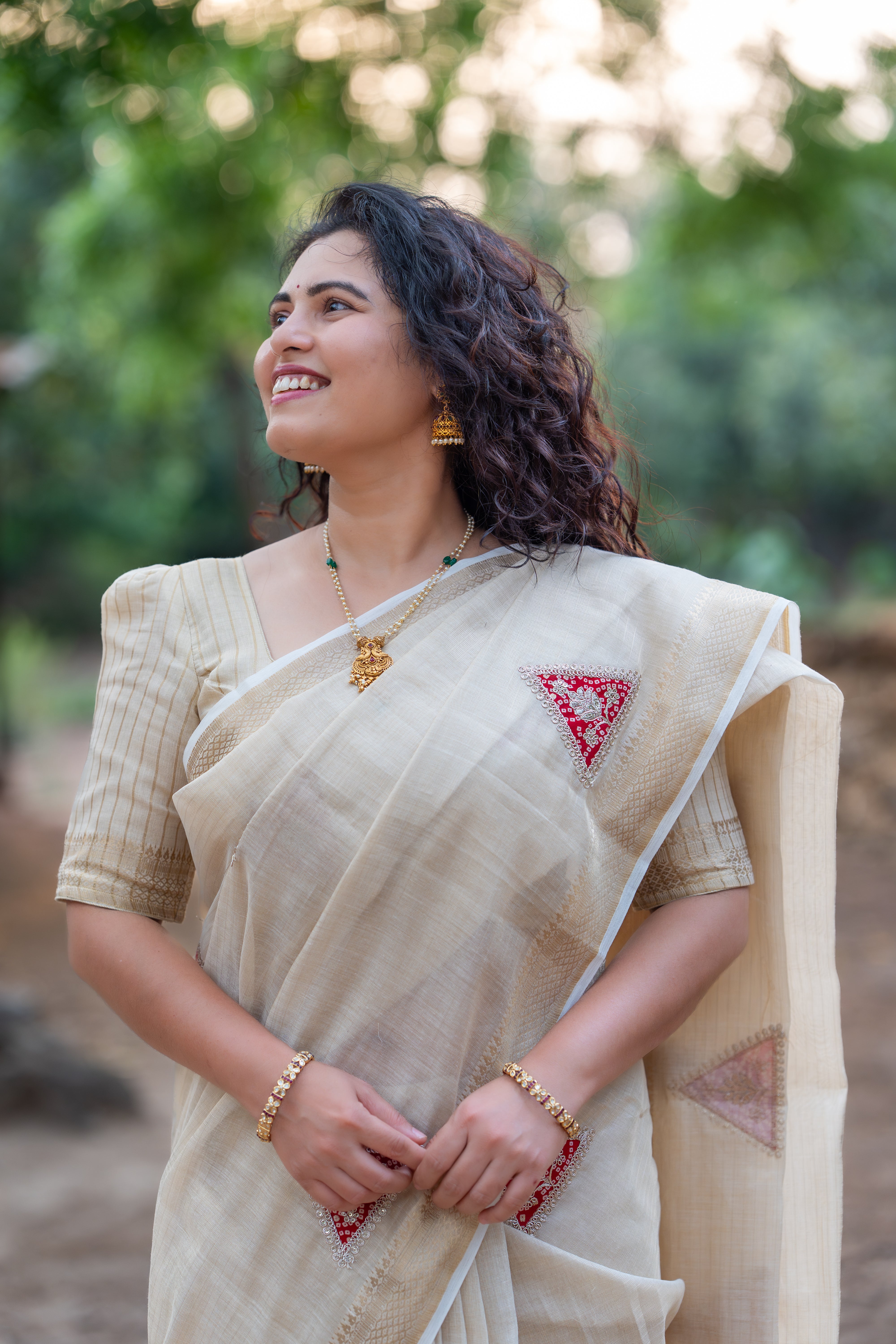 Ivory Grace – Linen Shimmer Saree