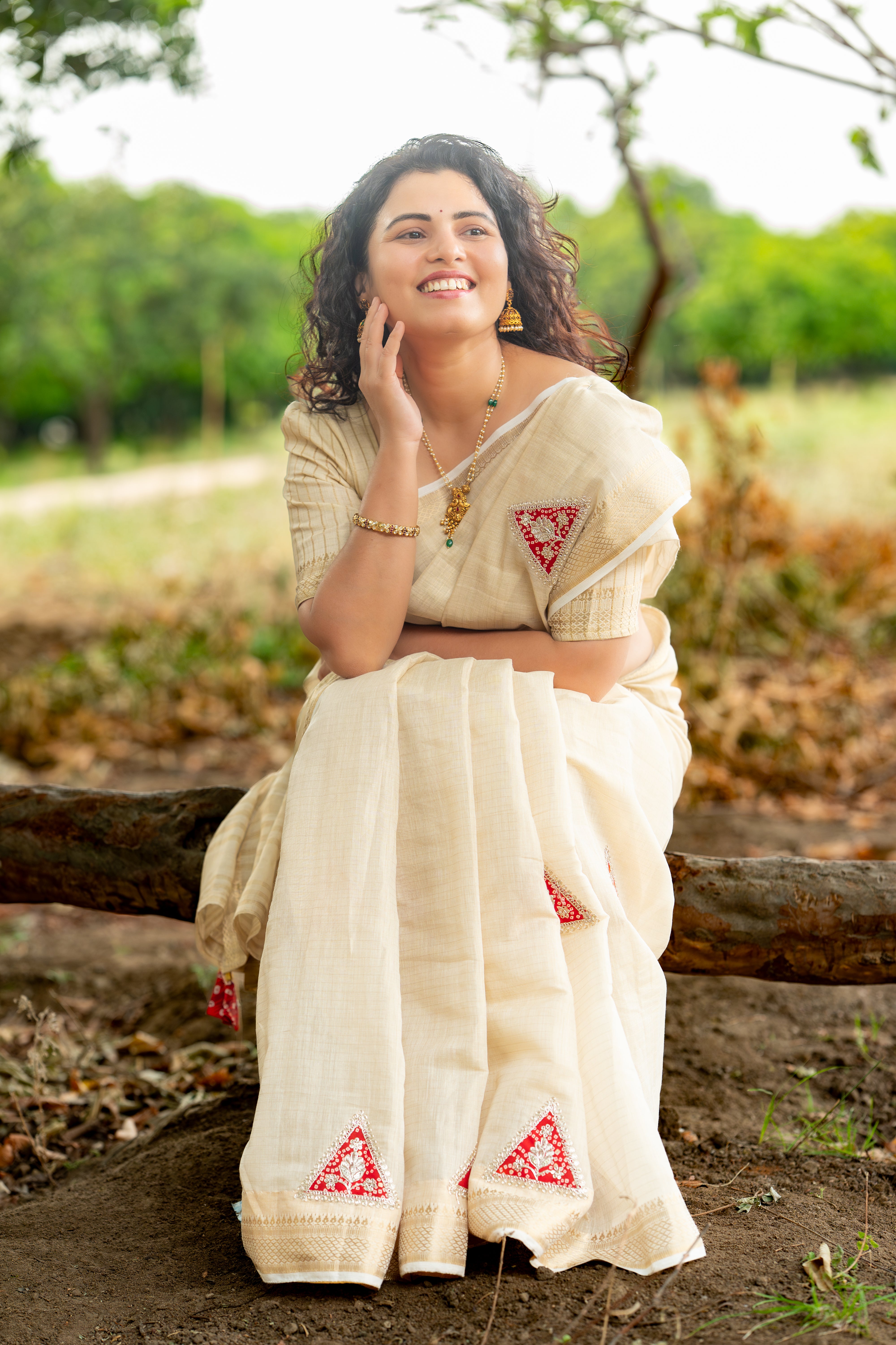 Ivory Grace – Linen Shimmer Saree