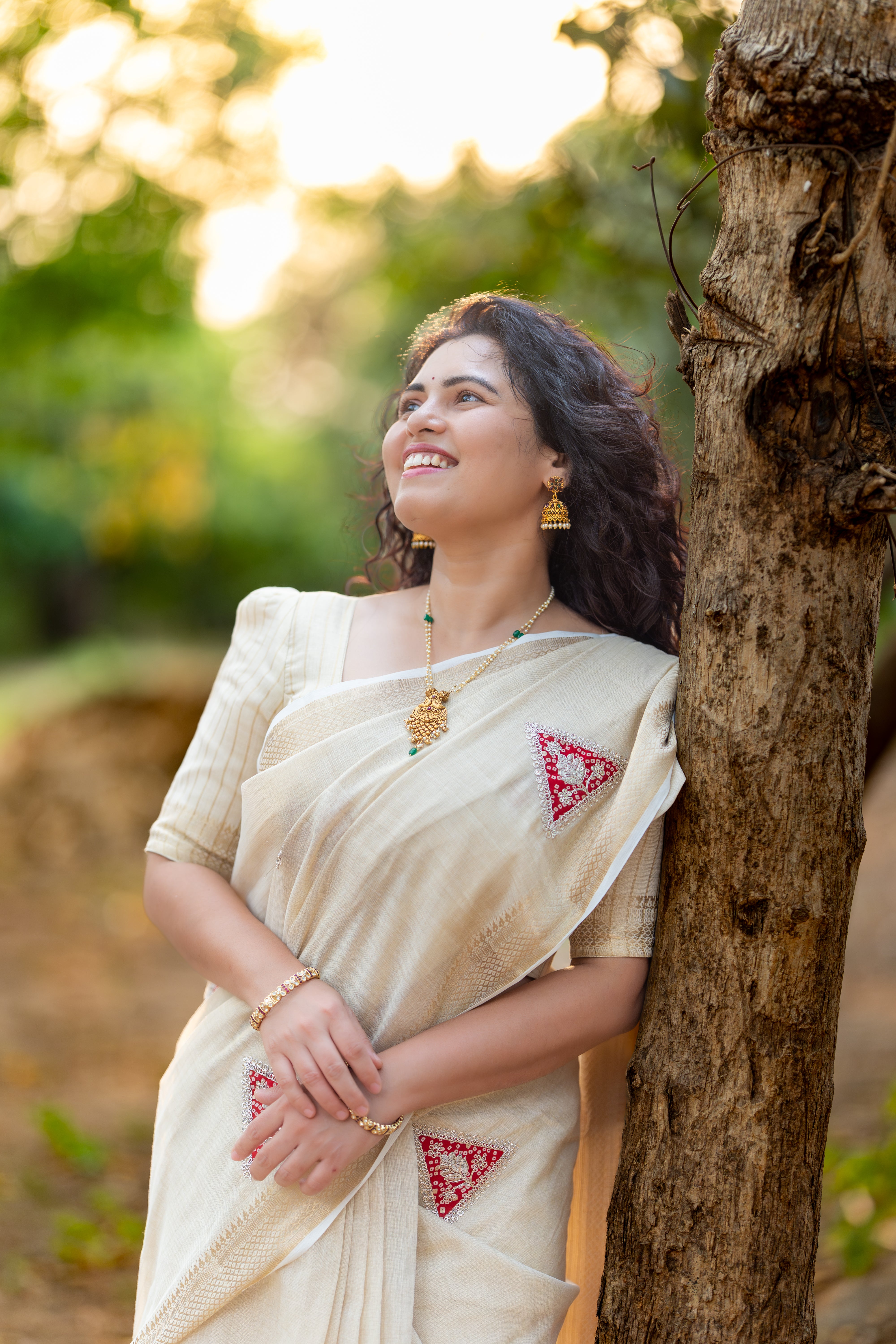 Ivory Grace – Linen Shimmer Saree