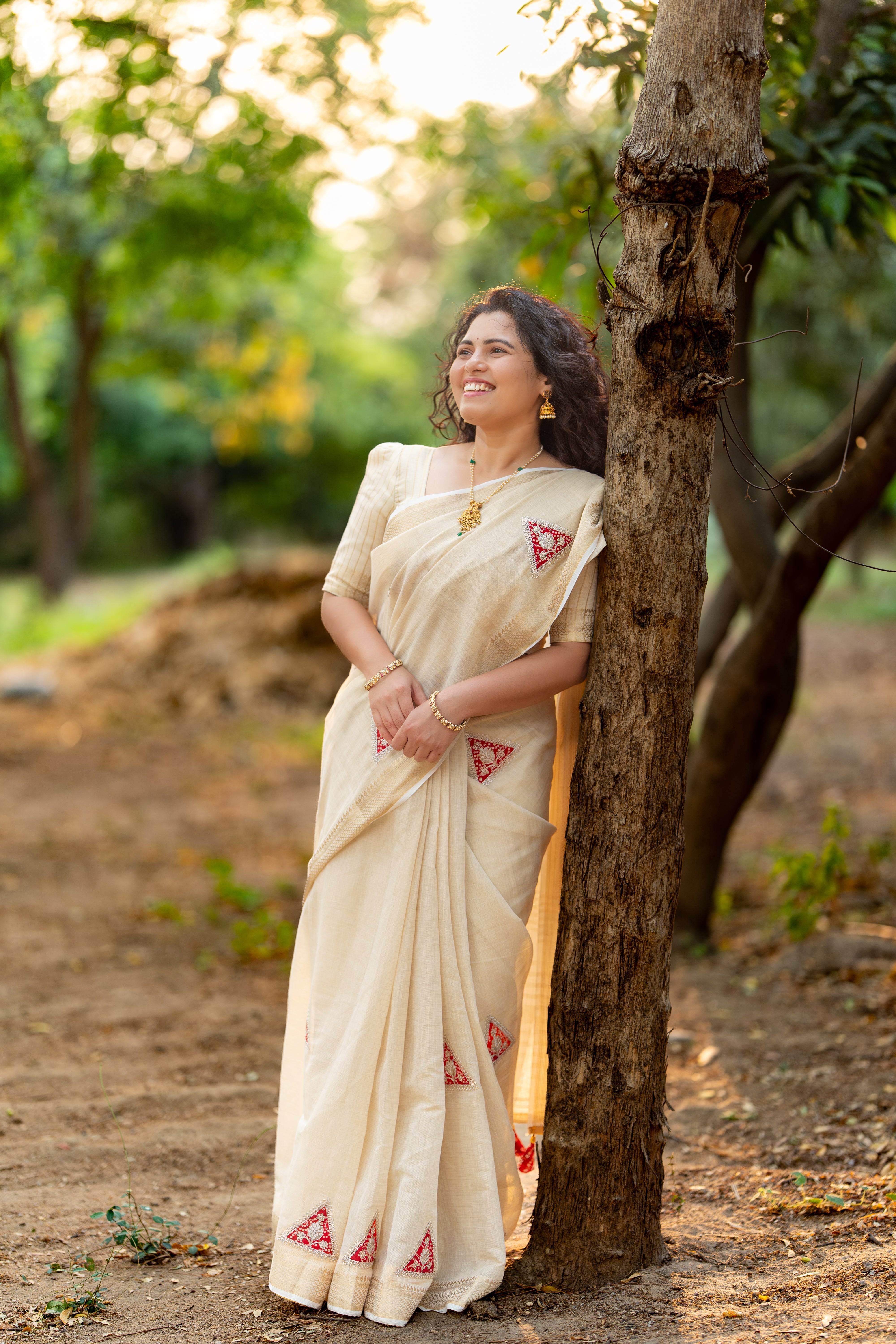 Ivory Grace – Linen Shimmer Saree
