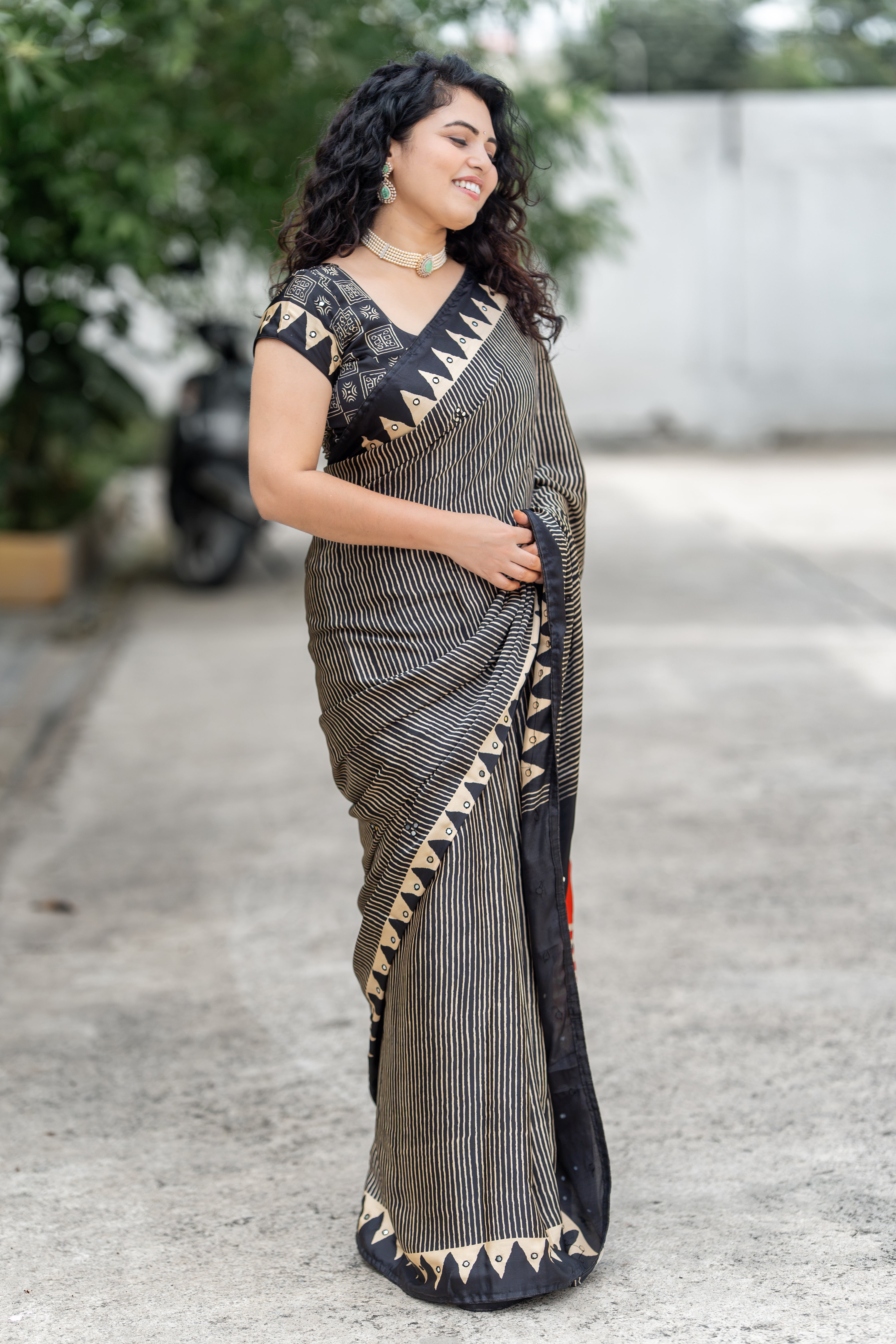 Pure Gajji Silk Saree – Black with Artistic Printed Pallu